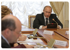 During his visit to St Petersburg, Prime Minister Vladimir Putin chaired a meeting on the provision of housing for WWII veterans and army servicemen|2 june, 2009|18:48