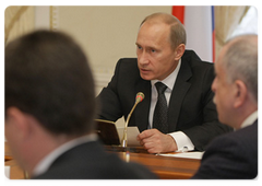 During his visit to St Petersburg, Prime Minister Vladimir Putin chaired a meeting on the provision of housing for WWII veterans and army servicemen|2 june, 2009|18:48