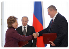 In the presence of Prime Minister Vladimir Putin, an agreement was signed for the co-financing of regional targeted programmes for major repairs to blocks of flats and for relocating people from hazardous housing|2 june, 2009|18:48