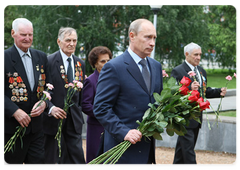 Prime Minister Vladimir Putin laid a wreath at the Glory Memorial in Barnaul and met with WWII veterans on the Day of Memory and Grief|22 june, 2009|15:24