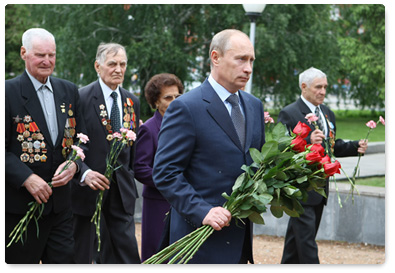 Prime Minister Vladimir Putin laid a wreath at the Glory Memorial in Barnaul and met with WWII veterans on the Day of Memory and Grief