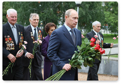 Prime Minister Vladimir Putin laid a wreath at the Glory Memorial in Barnaul and met with WWII veterans on the Day of Memory and Grief