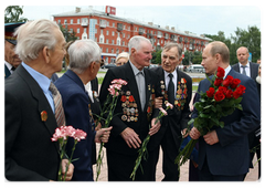 Prime Minister Vladimir Putin laid a wreath at the Glory Memorial in Barnaul and met with WWII veterans on the Day of Memory and Grief|22 june, 2009|15:24