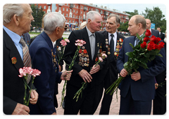 Prime Minister Vladimir Putin laid a wreath at the Glory Memorial in Barnaul and met with WWII veterans on the Day of Memory and Grief|22 june, 2009|15:24
