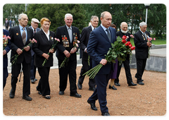 Prime Minister Vladimir Putin laid a wreath at the Glory Memorial in Barnaul and met with WWII veterans on the Day of Memory and Grief|22 june, 2009|15:24