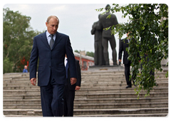 Prime Minister Vladimir Putin laid a wreath at the Glory Memorial in Barnaul and met with WWII veterans on the Day of Memory and Grief|22 june, 2009|15:24