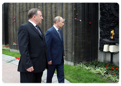 Prime Minister Vladimir Putin laid a wreath at the Glory Memorial in Barnaul and met with WWII veterans on the Day of Memory and Grief|22 june, 2009|15:24