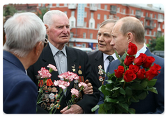 Prime Minister Vladimir Putin laid a wreath at the Glory Memorial in Barnaul and met with WWII veterans on the Day of Memory and Grief|22 june, 2009|15:24