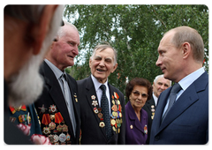 Prime Minister Vladimir Putin laid a wreath at the Glory Memorial in Barnaul and met with WWII veterans on the Day of Memory and Grief|22 june, 2009|15:24