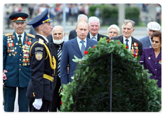 Prime Minister Vladimir Putin laid a wreath at the Glory Memorial in Barnaul and met with WWII veterans on the Day of Memory and Grief|22 june, 2009|15:24