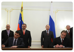 Russian Prime Minister Vladimir Putin and Venezuelan Vice President Ramon Carrizalez at the document signing ceremony following Russian-Venezuelan talks|23 june, 2009|16:33