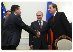 Russian Prime Minister Vladimir Putin and Venezuelan Vice President Ramon Carrizalez at the document signing ceremony following Russian-Venezuelan talks|23 june, 2009|16:33