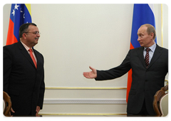 Russian Prime Minister Vladimir Putin and Venezuelan Vice President Ramon Carrizalez at the document signing ceremony following Russian-Venezuelan talks|23 june, 2009|16:33