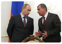 Russian Prime Minister Vladimir Putin and Venezuelan Vice President Ramon Carrizalez at the document signing ceremony following Russian-Venezuelan talks|23 june, 2009|16:33