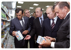 Prime Minister Vladimir Putin visiting a branch of the Perekrestok supermarket chain in the Krylatskoe area of Moscow|24 june, 2009|19:56