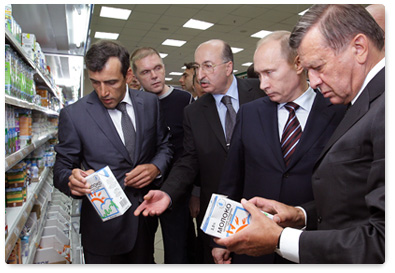 Prime Minister Vladimir Putin visited a branch of the Perekrestok supermarket chain in the Krylatskoe area of Moscow