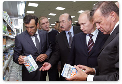 Prime Minister Vladimir Putin visited a branch of the Perekrestok supermarket chain in the Krylatskoe area of Moscow