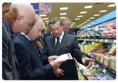 Prime Minister Vladimir Putin visiting a branch of the Perekrestok supermarket chain in the Krylatskoe area of Moscow|24 june, 2009|19:56