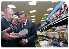 Prime Minister Vladimir Putin visiting a branch of the Perekrestok supermarket chain in the Krylatskoe area of Moscow|24 june, 2009|19:56