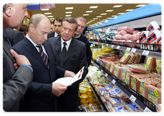 Prime Minister Vladimir Putin visiting a branch of the Perekrestok supermarket chain in the Krylatskoe area of Moscow|24 june, 2009|19:56