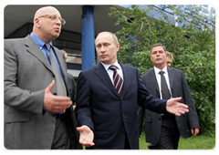 Prime Minister Vladimir Putin visiting a branch of the Perekrestok supermarket chain in the Krylatskoe area of Moscow|24 june, 2009|19:56