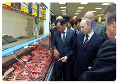 Prime Minister Vladimir Putin visiting a branch of the Perekrestok supermarket chain in the Krylatskoe area of Moscow|24 june, 2009|20:12