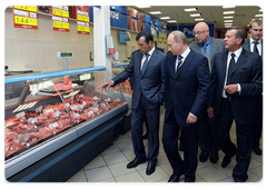 Prime Minister Vladimir Putin visiting a branch of the Perekrestok supermarket chain in the Krylatskoe area of Moscow|24 june, 2009|20:12