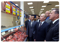 Prime Minister Vladimir Putin visiting a branch of the Perekrestok supermarket chain in the Krylatskoe area of Moscow|24 june, 2009|20:12