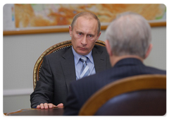 Prime Minister Vladimir Putin at the meeting with the Chairman of the Central Bank of Russia Sergei Ignatiev|27 june, 2009|17:54