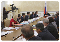 Prime Minister Vladimir Putin held a meeting on the tentative basic parameters of the budget for 2010 and the planning period of 2011-2012, and principles of budget expenditure|29 june, 2009|16:20