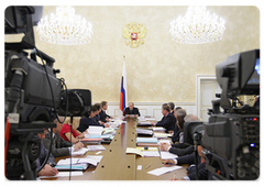 Prime Minister Vladimir Putin held a meeting on the tentative basic parameters of the budget for 2010 and the planning period of 2011-2012, and principles of budget expenditu|29 june, 2009|16:40