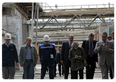 Prime Minister Vladimir Putin inspecting an alumina facility at Basel Cement’s Pikalyovo Alumina Refinery|4 june, 2009|17:56