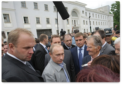 После совещания, на котором обсуждалась ситуация на предприятиях Пикалево, Председатель Правительства России В.В.Путин пообщался с жителями города