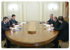 Vladimir Putin during a meeting with the leadership of the United Russia party|8 june, 2009|18:42