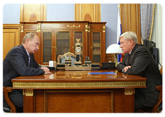 Prime Minister Vladimir Putin meeting with Anatoly Perminov, head of the Federal Space Agency|10 july, 2009|14:55