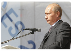 Prime Minister Vladimir Putin making a speech at the award ceremony for the participants in the first, Gdynya-St. Petersburg stage of the international regatta of training sailing ships, the Tall Ships' Races - Baltic 2009|12 july, 2009|19:11