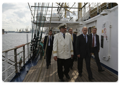 Prime Minister Vladimir Putin boarded the sailing ship Mir (Peace), the winner of the first stage in the international regatta of training sailing ships, the Tall Ships’ Races-2009 at the Gdynya-St. Petersburg stage|12 july, 2009|20:34