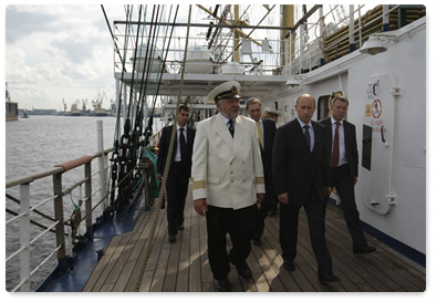 В.В.Путин посетил парусник «Мир», победивший в первом этапе международной регаты учебных парусных судов «The Tall Ships' Races Baltic - 2009» на участке Гдыня – Санкт-Петербург