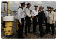 Prime Minister Vladimir Putin boarded the sailing ship Mir (Peace), the winner of the first stage in the international regatta of training sailing ships, the Tall Ships’ Races-2009 at the Gdynya-St. Petersburg stage|12 july, 2009|20:37