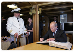 Prime Minister Vladimir Putin boarded the sailing ship Mir (Peace), the winner of the first stage in the international regatta of training sailing ships, the Tall Ships’ Races-2009 at the Gdynya-St. Petersburg stage|12 july, 2009|20:45