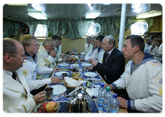 Prime Minister Vladimir Putin boarded the sailing ship Mir (Peace), the winner of the first stage in the international regatta of training sailing ships, the Tall Ships’ Races-2009 at the Gdynya-St. Petersburg stage|12 july, 2009|20:47