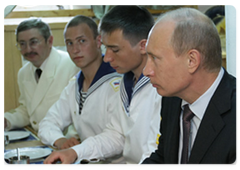 Prime Minister Vladimir Putin boarded the sailing ship Mir (Peace), the winner of the first stage in the international regatta of training sailing ships, the Tall Ships’ Races-2009 at the Gdynya-St. Petersburg stage|12 july, 2009|20:50