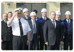 Prime Minister Vladimir Putin took part in the ceremony of raising the national flag on the new icebreaker St Petersburg at the Baltiysky Zavod (Baltic Shipyard)|12 july, 2009|21:05