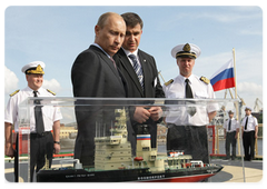 Prime Minister Vladimir Putin took part in the ceremony of raising the national flag on the new icebreaker St Petersburg at the Baltiysky Zavod (Baltic Shipyard)|12 july, 2009|21:08