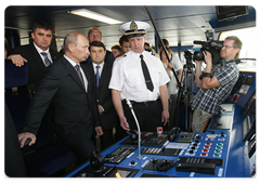 Prime Minister Vladimir Putin took part in the ceremony of raising the national flag on the new icebreaker St Petersburg at the Baltiysky Zavod (Baltic Shipyard)|12 july, 2009|21:10