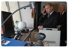 Prime Minister Vladimir Putin took part in the ceremony of raising the national flag on the new icebreaker St Petersburg at the Baltiysky Zavod (Baltic Shipyard)|12 july, 2009|21:22