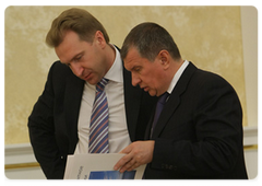 First Deputy Prime MinisterIgor Shuvalov, left, and Deputy Prime Minister Igor Sechin at the Government Presidium’s meeting|13 july, 2009|17:59