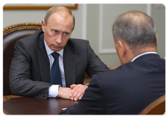 Prime Minister Vladimir Putin meeting with the Chairman of Vnesheconombank, Vladimir Dmitriev|18 july, 2009|13:29