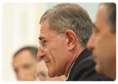 GDF Suez Chairman and CEO Gérard Mestrallet, second right, during the meeting with Prime Minister Vladimir Putin|28 july, 2009|19:18