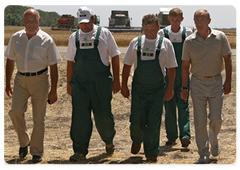 Prime Minister Vladimir Putin in a wheat field of the Agrocomplex Company|3 july, 2009|16:24